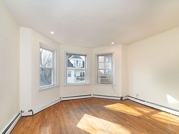 3rd image of 25 Chester St APT 4