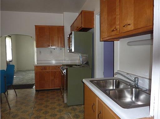 2nd image of 516 Young St