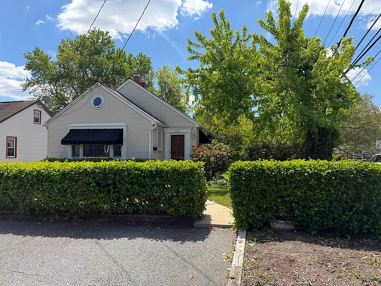 533 Morris Ave — Photo 3
