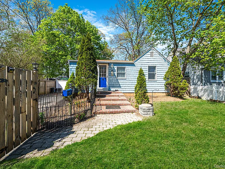 32 Dewey St — Photo 1