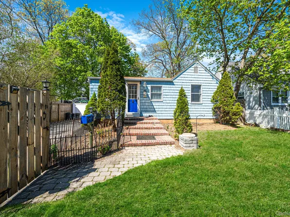 32 Dewey St, Port Jefferson Station, NY 11776