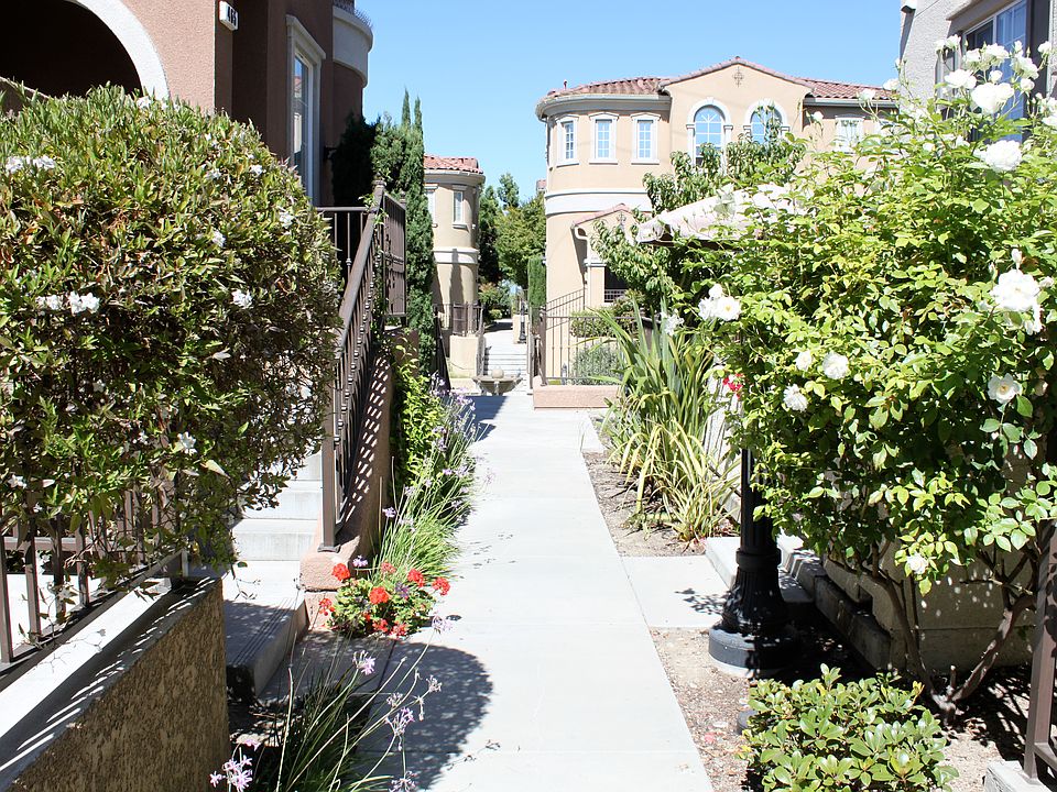Walkway to Courtyard