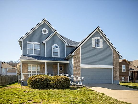 2nd image of 424 Oak Wood Ln