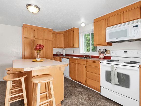 4th image of 531 E Lakeshore Dr E
