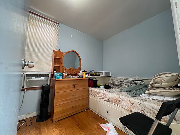 4th image of 25-40 22nd St #2