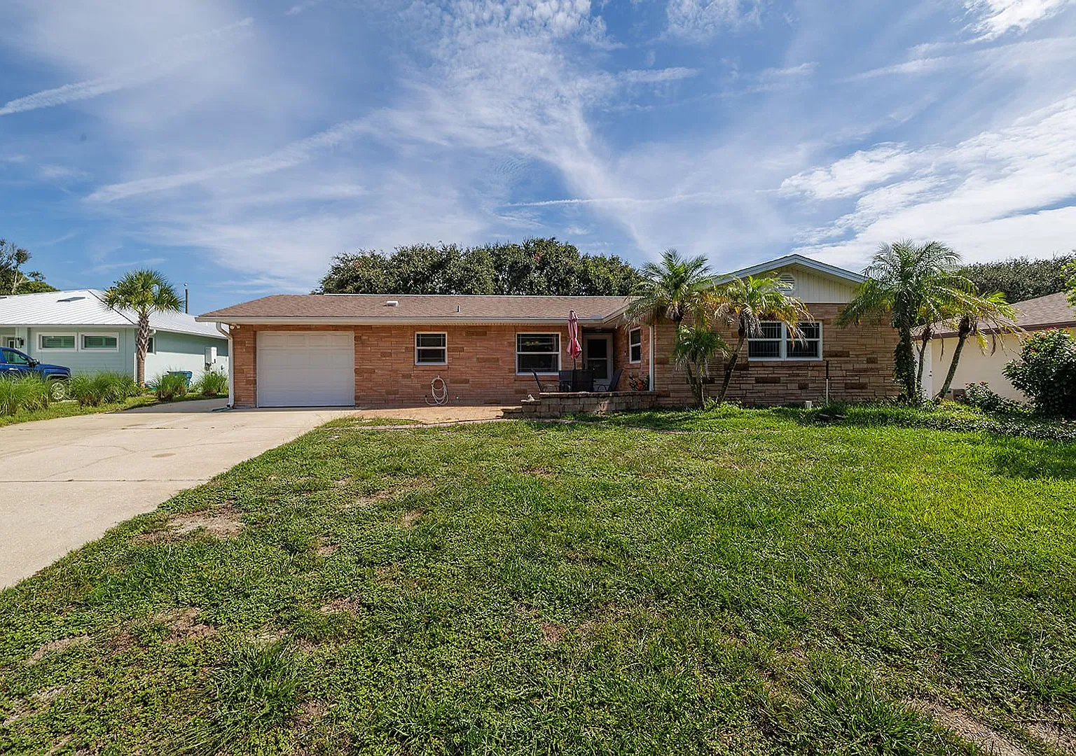 Pet-Friendly 2 bedroom/2 bath 1 car garage monthly only — Photo 2