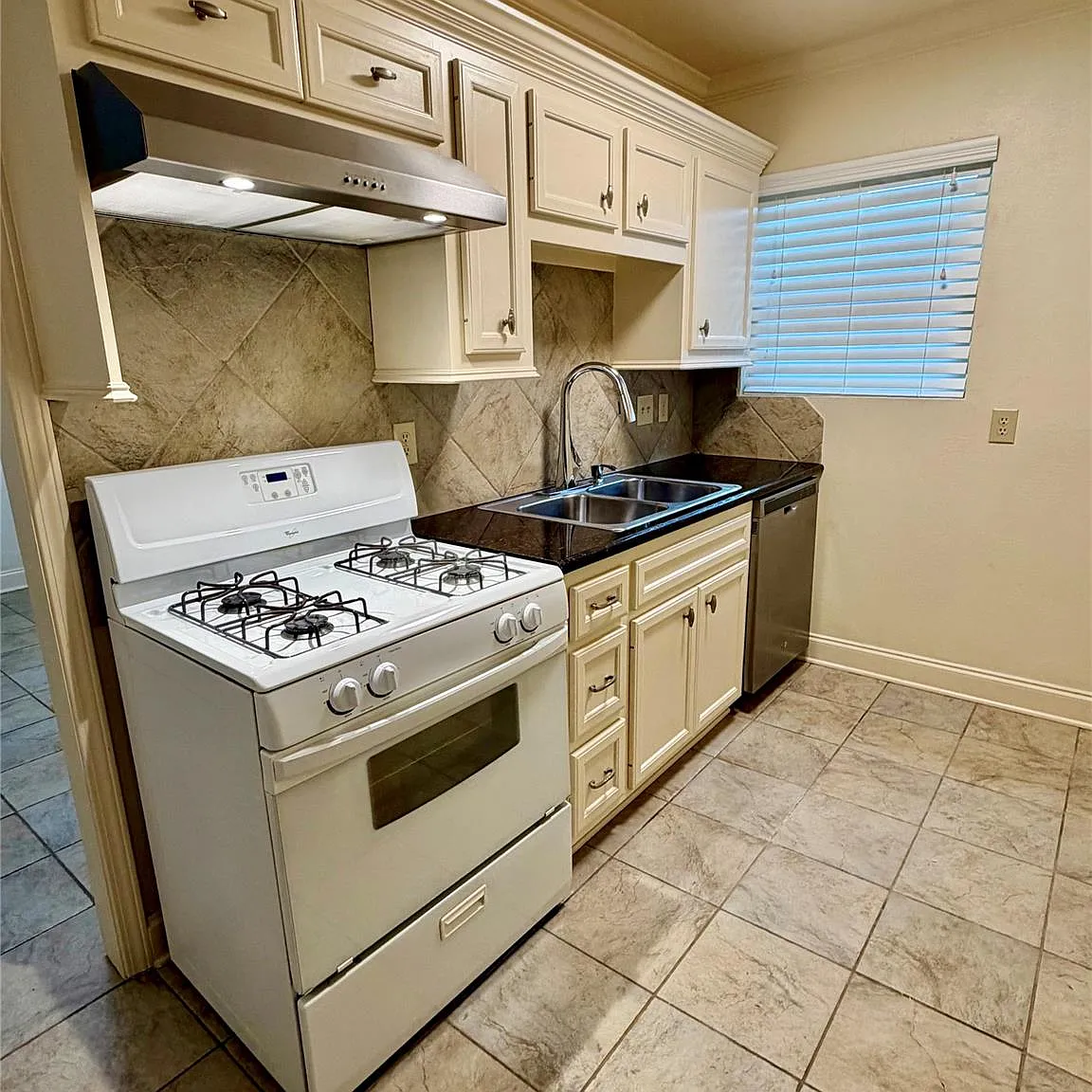 1 bed, 1.0 bath, 722 sqft, $1,000 — Photo 1