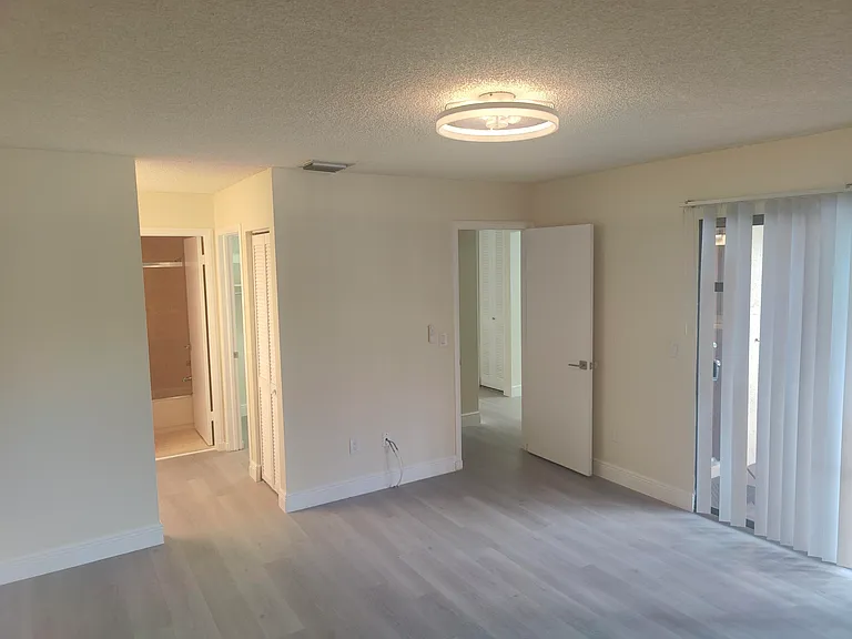 302 Lakeview Dr E #302 — Photo 15