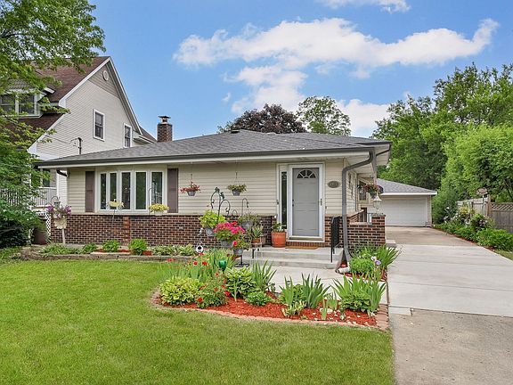 Welcome to 48 N Broadview, Lombard. Oversized split level with sub-basement on huge lot.