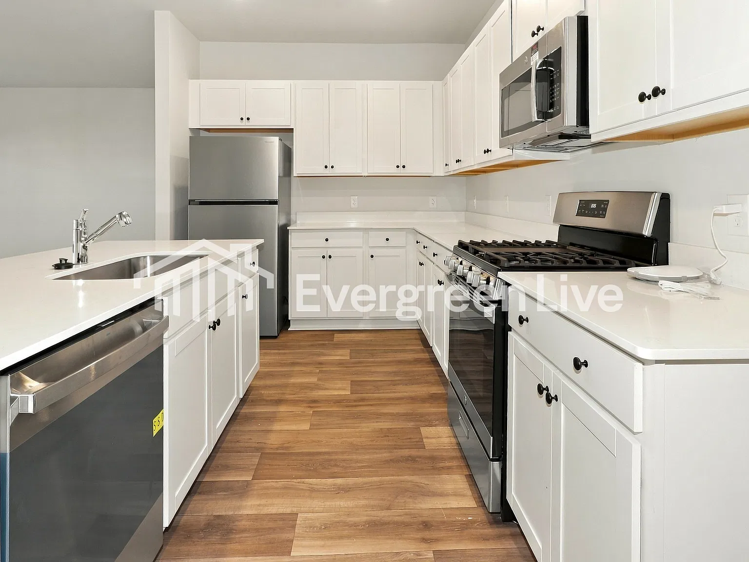 3 bed, 2.0 bath, 1520 sqft, $2,320 — Photo 3