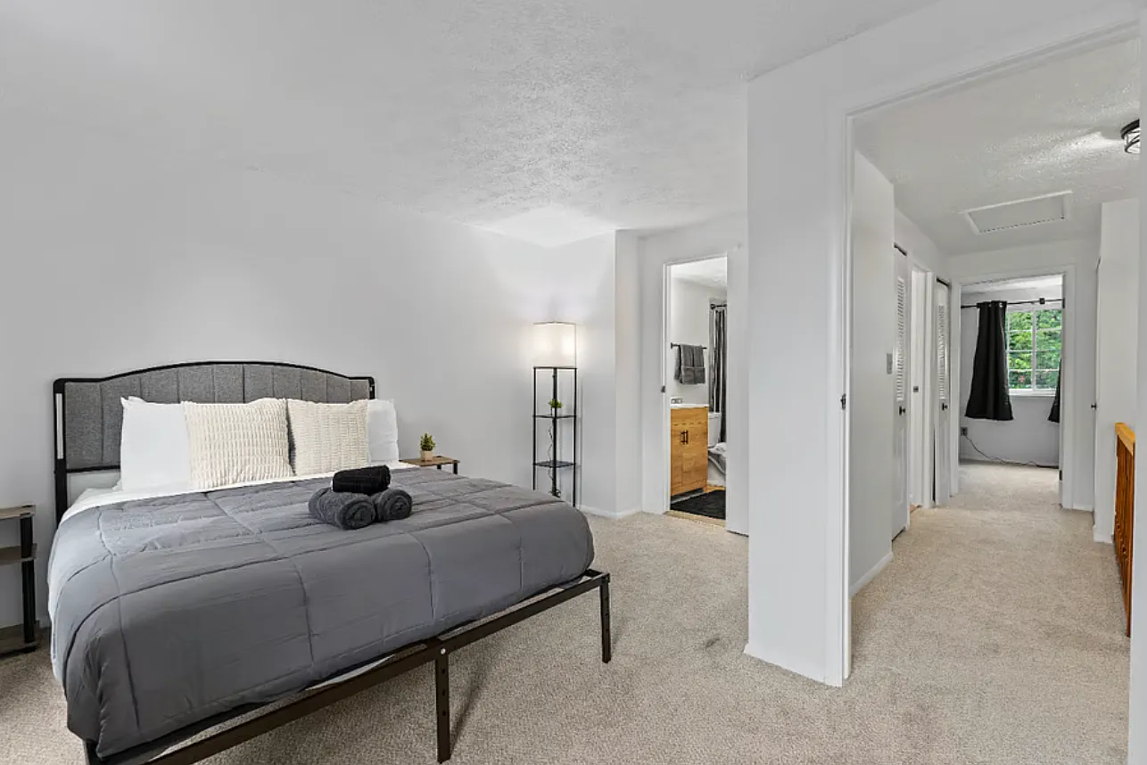 2 bed, 945 sqft, $3,200 — Photo 3