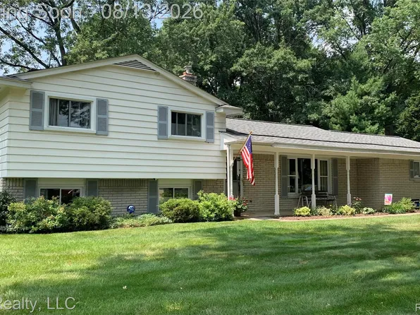 6429 Houghten St, Troy, MI 48098