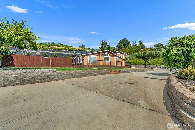 3rd image of 390 Sunnyslope Heights Road
