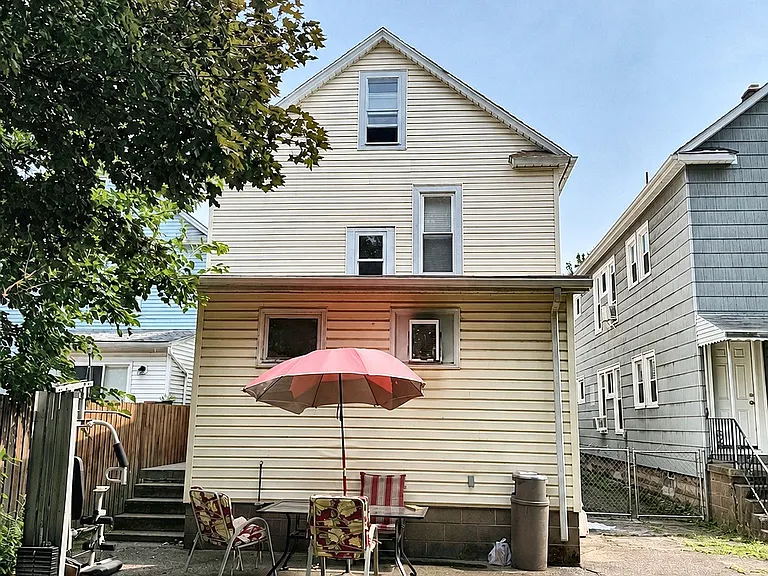 1042 W 31st St — Photo 2