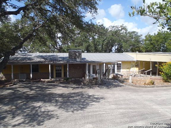 3rd image of 650 Oakleaf