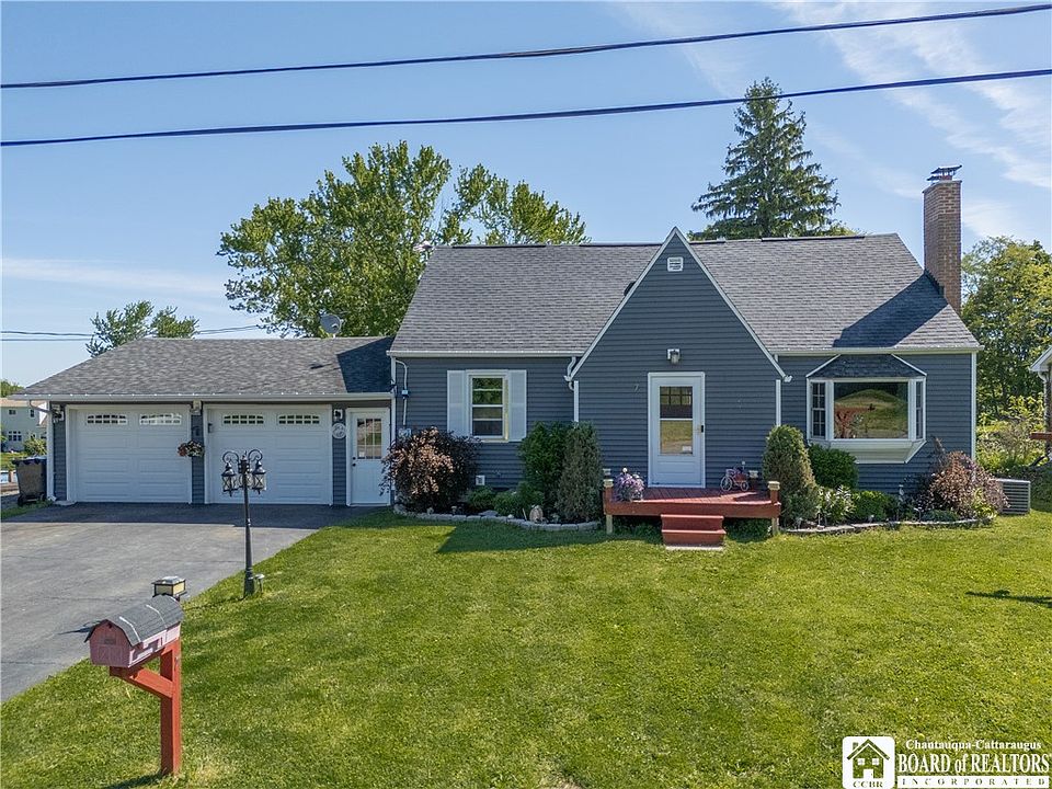 1st image of 7 Bayview Ave