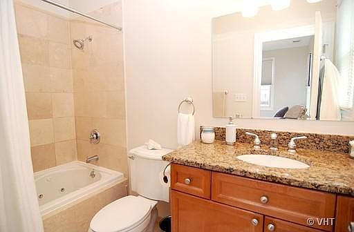 4th image of 1310 N Claremont Ave #3