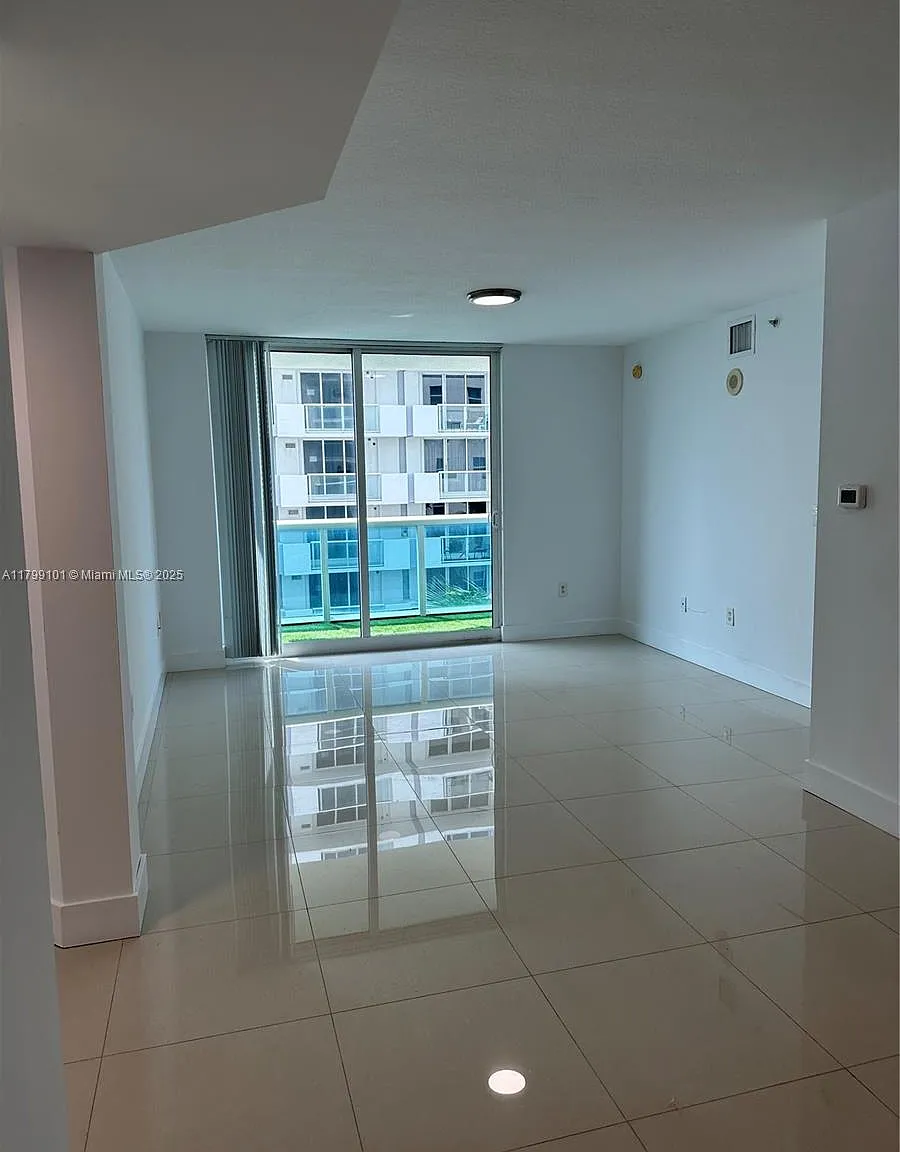 2 bed, 2.0 bath, 930 sqft, $3,825 — Photo 4
