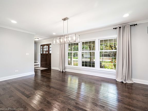 5th image of 810 Oakwood Dr