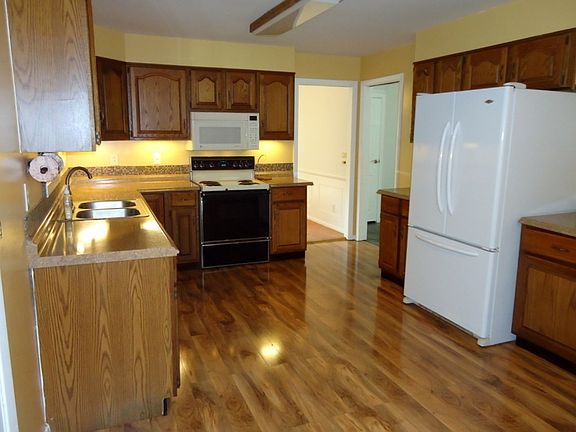 3rd image of 8 Valencia Ln