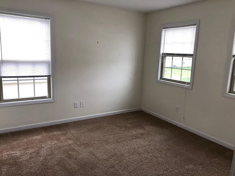337 Oxford Cir — Photo 3