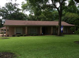 533 Oak Dr, Lake Jackson, TX 77566