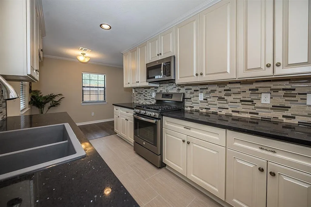 3 bed, 2.0 bath, 1276 sqft, $2,200 — Photo 3