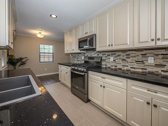 3rd image of 11038 Waxwing St