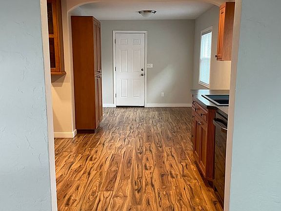 4th image of 608 W Birch St