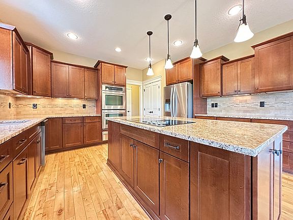 3rd image of 909 NE Williamsburg Ct