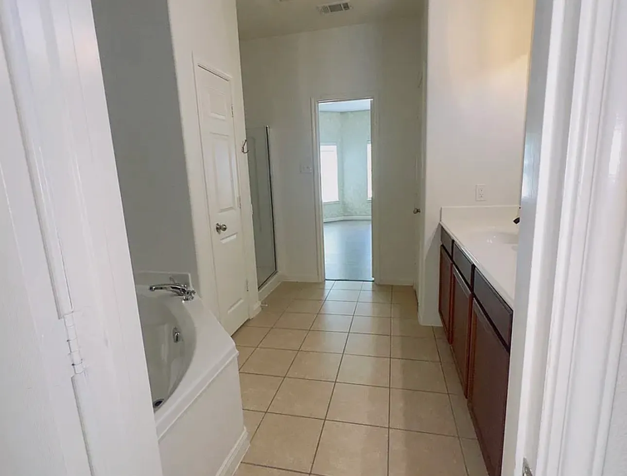 4 bed, 2.5 bath, 2077 sqft, $2,300 — Photo 4