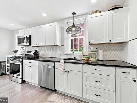4th image of 808 Stanbridge Rd