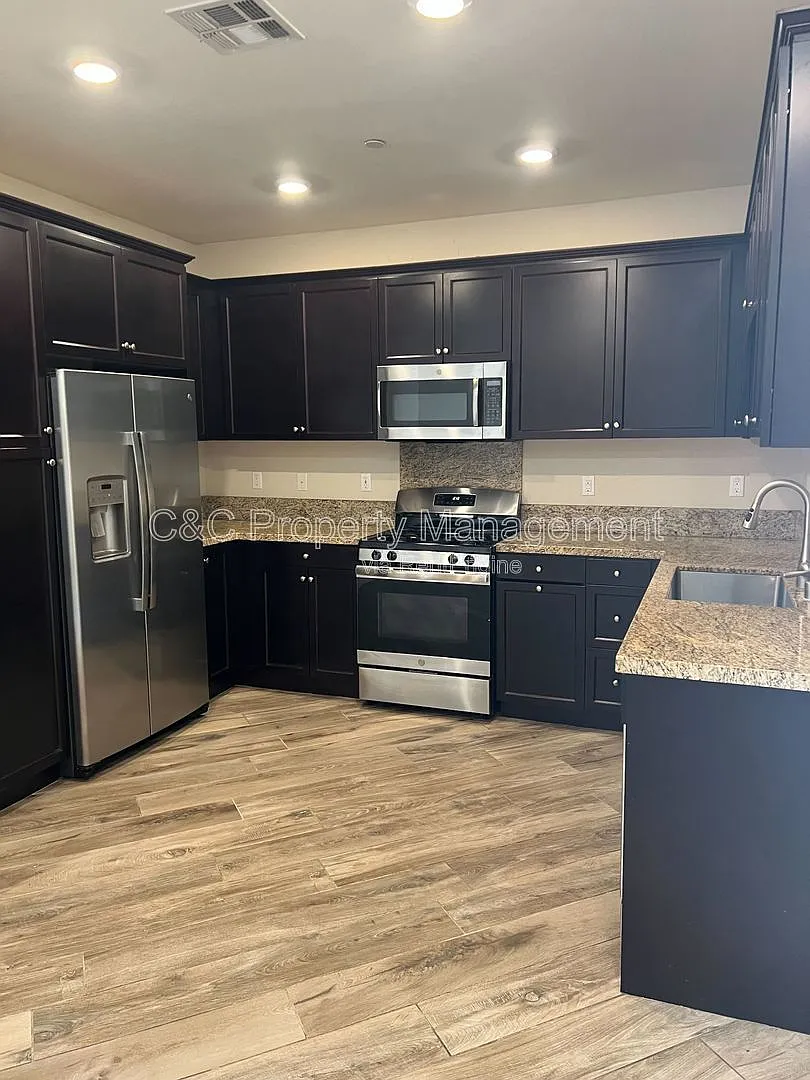 3 bed, 2.5 bath, 1498 sqft, $3,450 — Photo 2