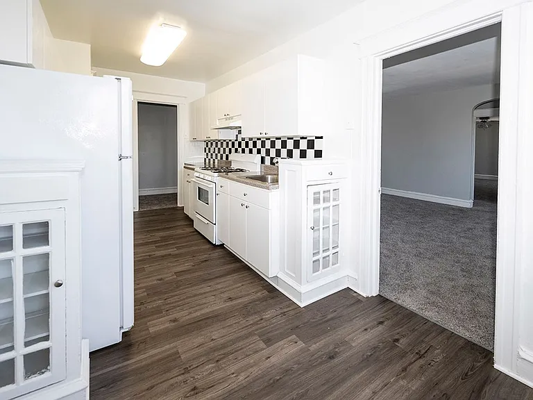 Upsal Gardens Apartments- Beautiful historical building with breathtaking charm! — Photo 49