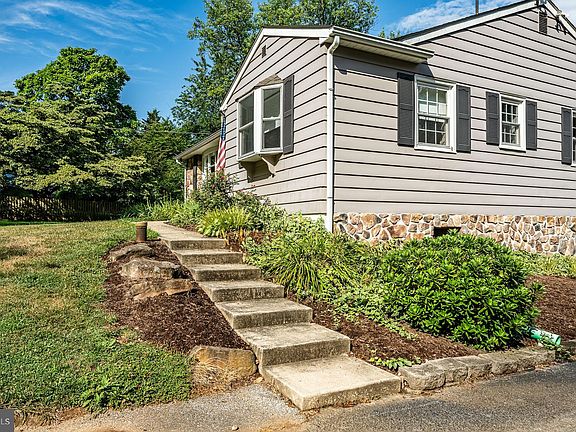 3rd image of 137 Farvu Dr