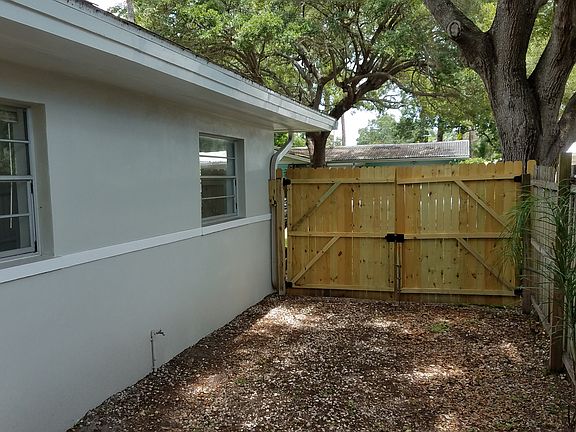 5th image of 933 Lakewood Dr