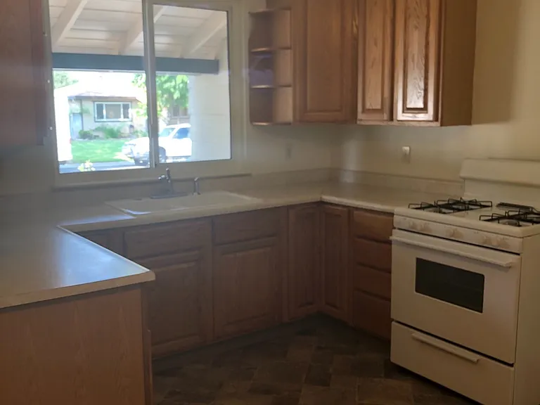 925 Hasvold Dr — Photo 8