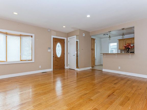 3rd image of 89 Nugent St