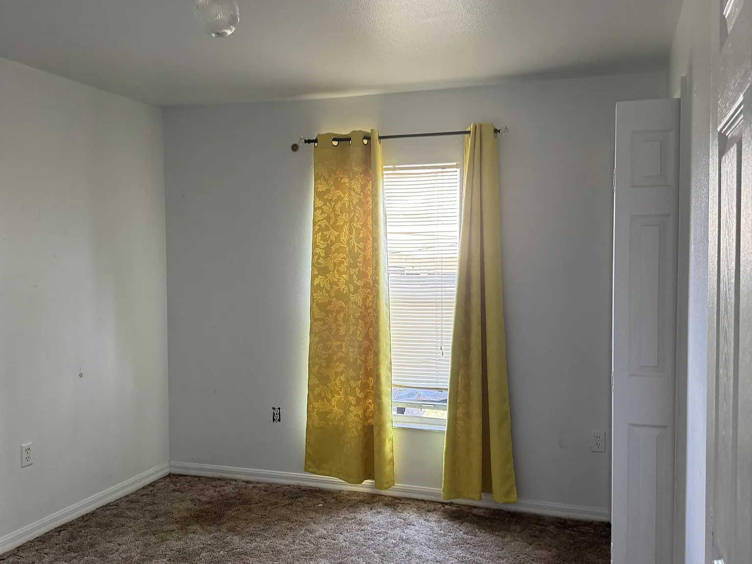 674 Royalty Court - 1 — Photo 2