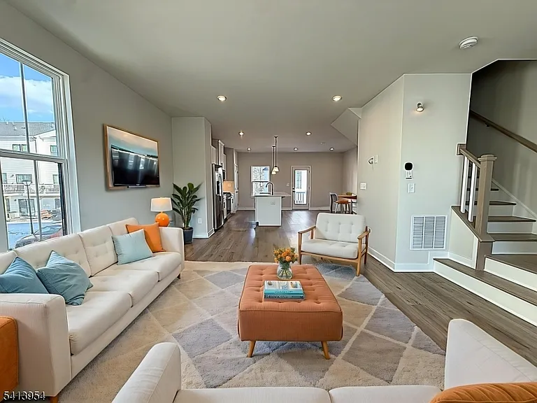 106 E Stiger St — Photo 3
