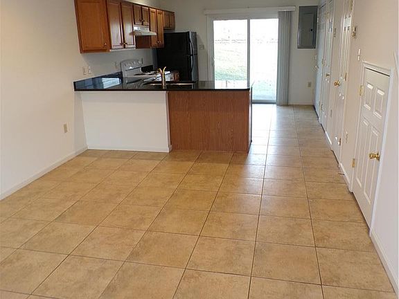 3rd image of 1013 Devonshire Rd
