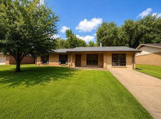 1105 America Dr, Longview, TX 75604