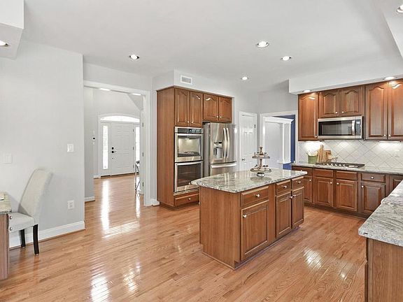 3rd image of 7702 Saint Georges Pl