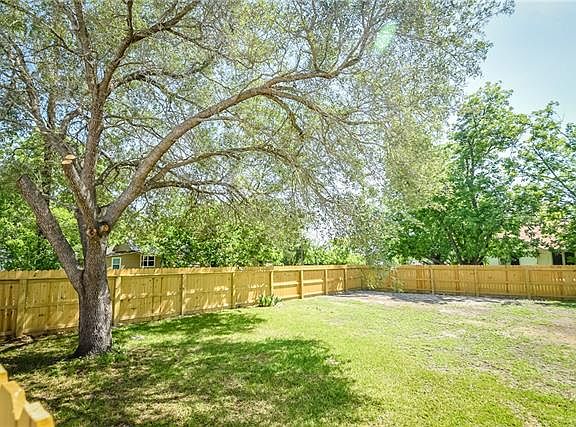 4th image of 207 W Rose Blvd