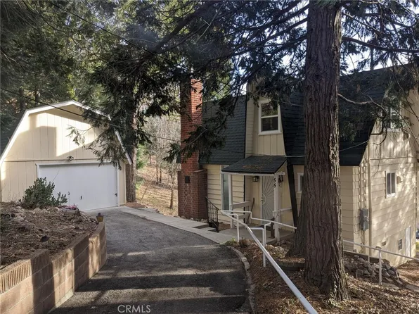 55 Oak Leaf Ln, Running Springs, CA 92382