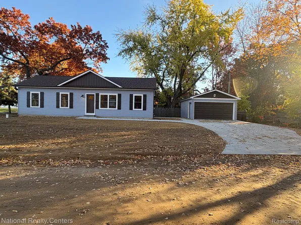 9303 Northeastern St, White Lake, MI 48386