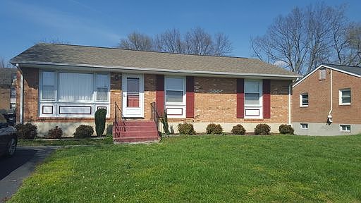 1st image of 304 Clubhouse Dr