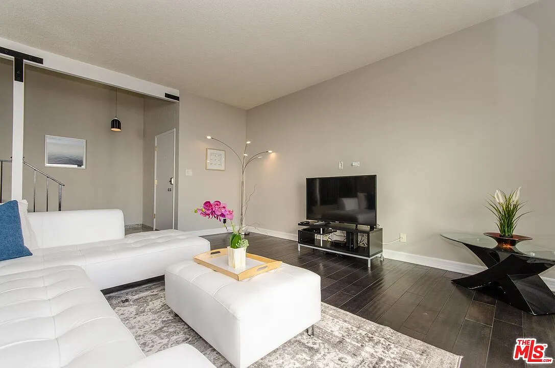 2 bed, 2.0 bath, 1100 sqft, $9,360 — Photo 3
