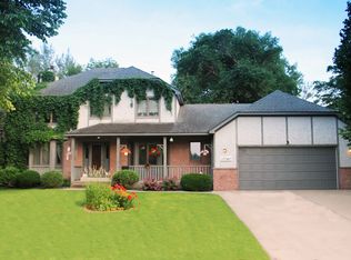 10040 Park Cir, Bloomington, MN 55420