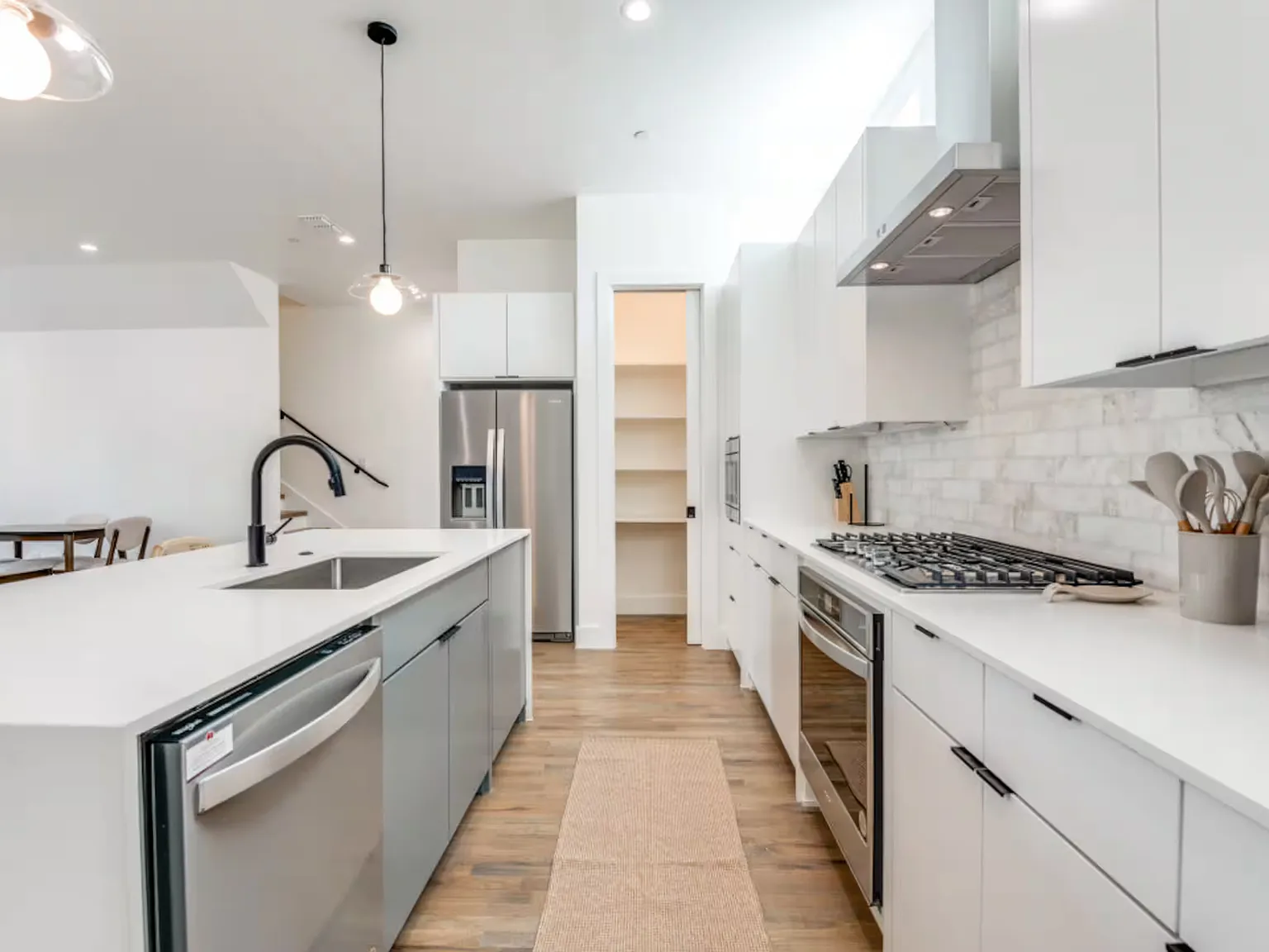 2915 Lucas Dr — Photo 1